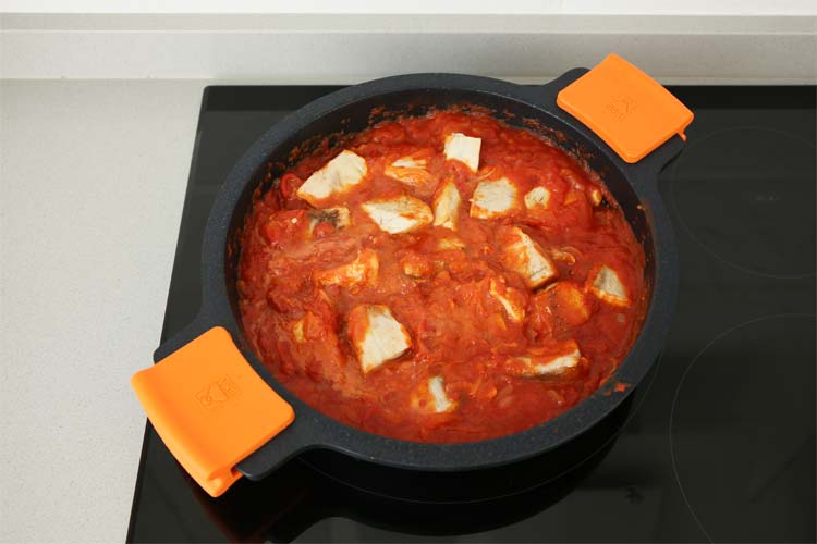Trozos de bonito cocinados en salsa de tomate
