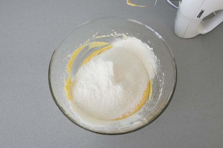 Añadir la harina tamizada, la levadura y la sal