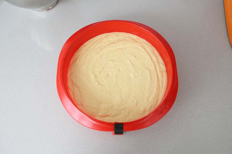 Molde de silicona con masa de bizcocho de queso mascarpone y limón