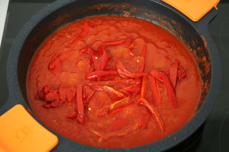 Añade el pimiento del piquillo en tiras