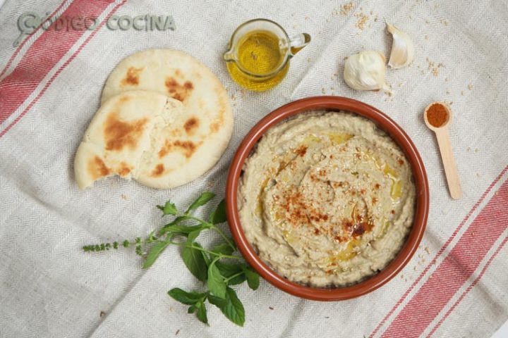 Baba ganoush o paté de berenjena acompañado de pan de pita