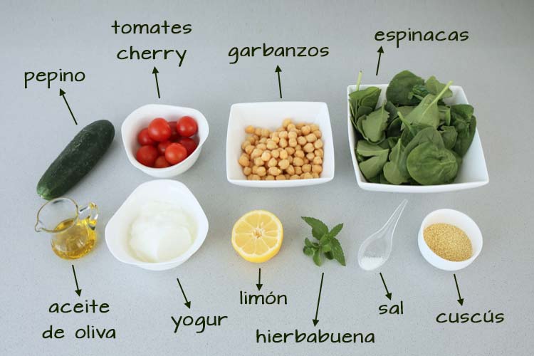 Ingredientes para hacer ensalada de garbanzos, espinacas y cuscús