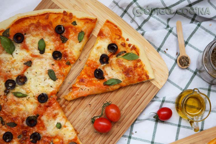 Masa de pizza casera con queso, tomate y aceitunas, hecha con el robot Mambo