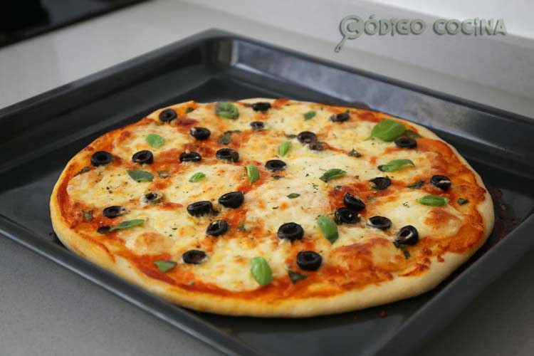 Pizza casera con tomate, queso mozzarella y aceitunas negras hecha con Mambo