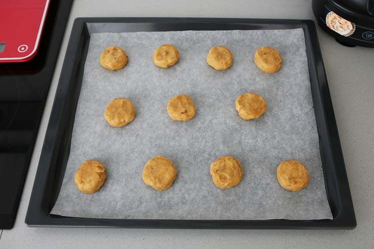 Hacer bolitas con la masa de galletas