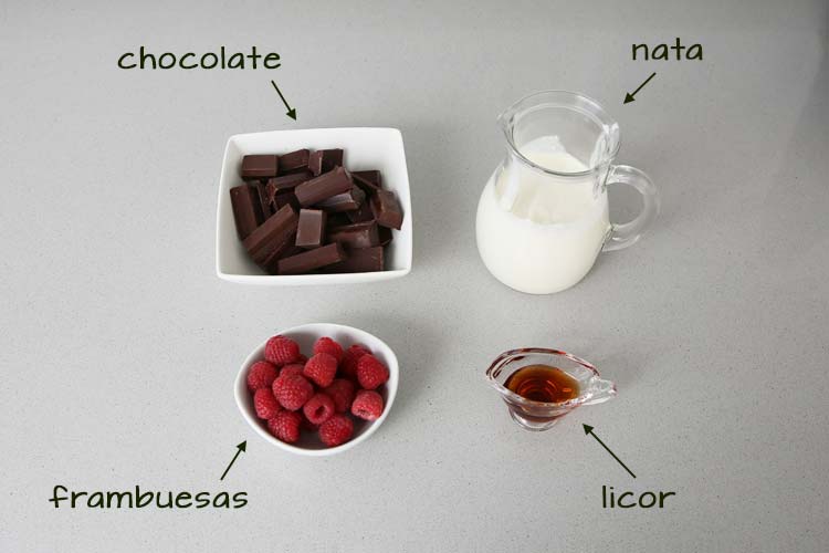 Ингредиенты для приготовления глазури для шоколадного чизкейка