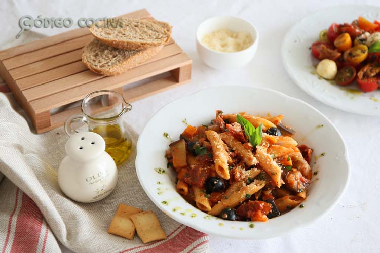 Receta de macarrones con berenjenas y salsa de tomate