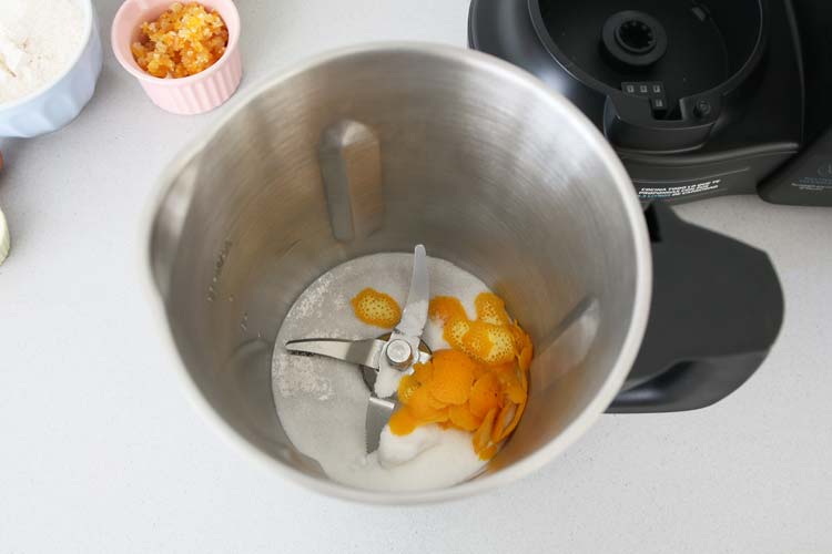 Colocar la piel de naranja junto con el azúcar blanco en Mambo