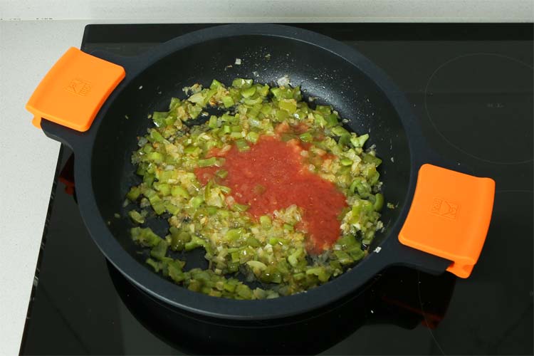 Añadir el tomate triturado al sofrito