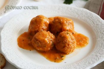 Albóndigas de pollo con salsa