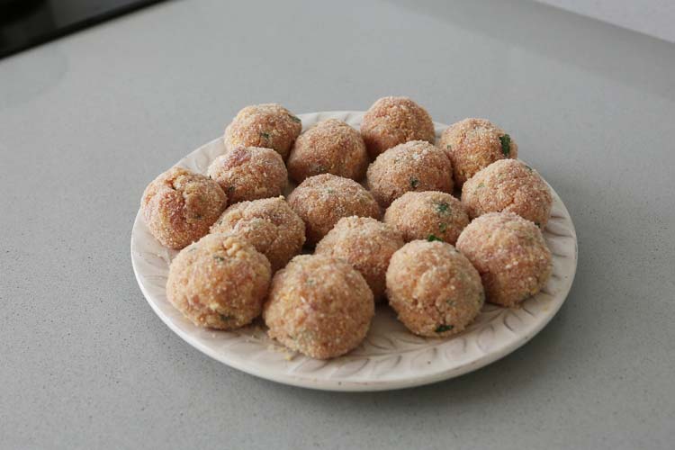 Albóndigas rebozadas con pan rallado sobre un plato