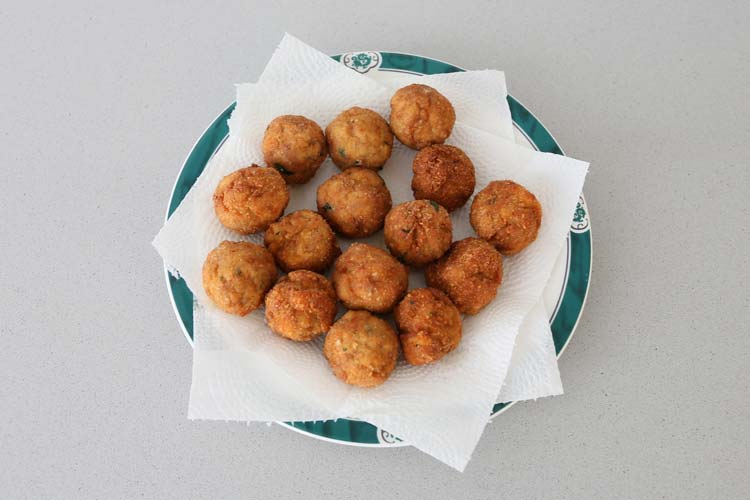 Albóndigas de pollo fritas sobre papel de cocina