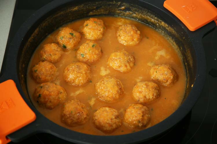 Albóndigas dentro de una cazuela cocinándose con su salsa