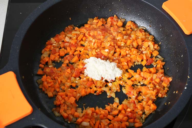 Añadir la zanahoria y harina al sofrito