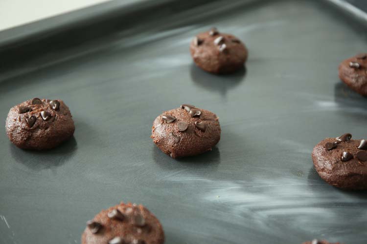 Galletas de chocolate sobre bandeja de horno