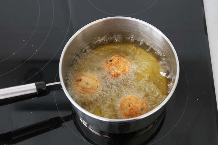 Albóndigas de pollo fritas en aceite