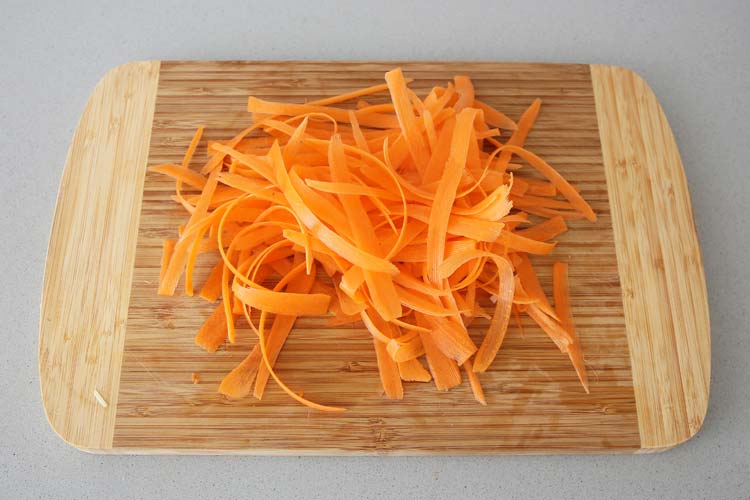 Cortar la zanahoria en láminas