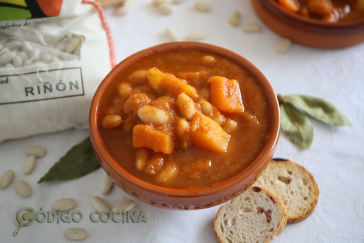 Alubias veganas en cuenco de barro