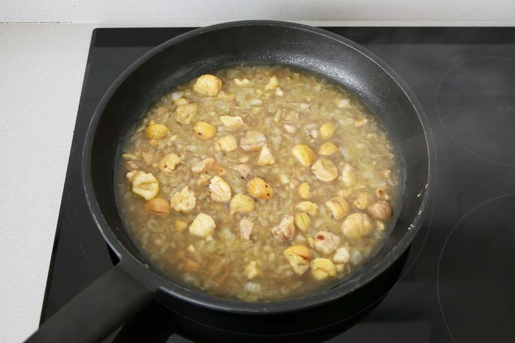 Añadir el caldo y las castañas