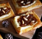 Canapés con queso brie y cebolla caramelizada