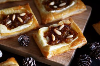 Canapés con queso brie y cebolla caramelizada