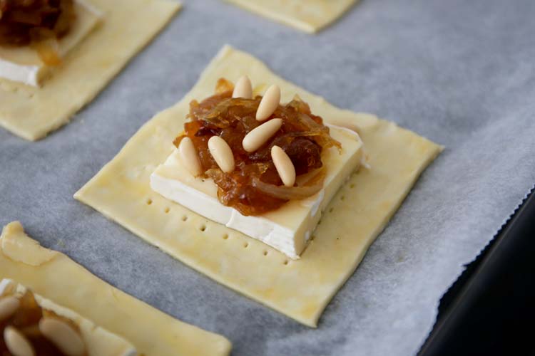 Colocar encima la cebolla caramelizada y unos piñones