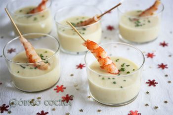 Vasitos de crema de puerros con langostino