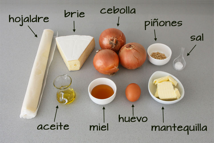 Ingredientes para hacer hojaldre con queso brie y cebolla