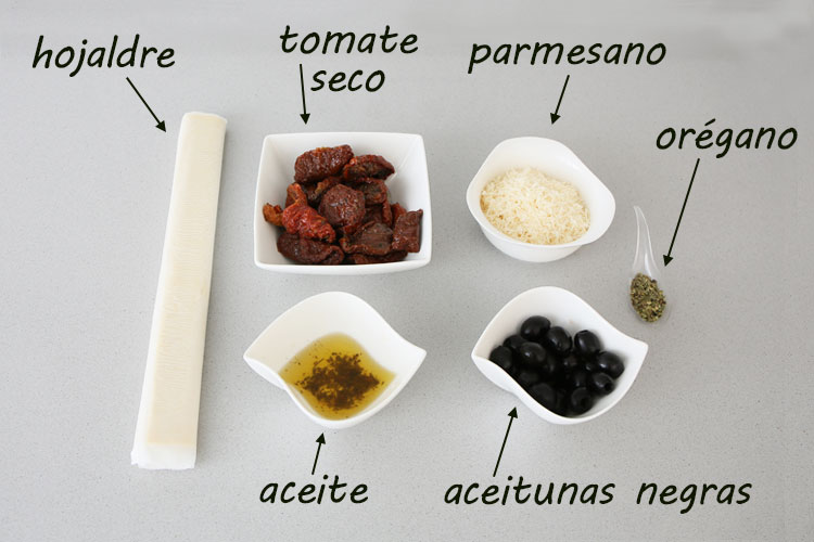 Ingredientes para hacer el hojaldre relleno de tomate seco, parmesano y aceitunas