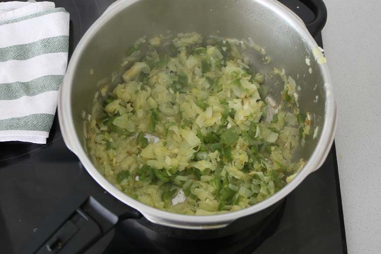 Sofriendo verduras en una olla a presión