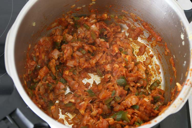 Añadir el tomate frito, la carne de pimiento choricero y el pimentón.