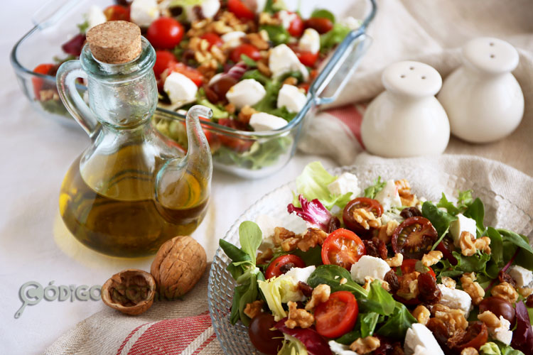 Ensalada de queso de cabra, nueces y vinagreta de miel