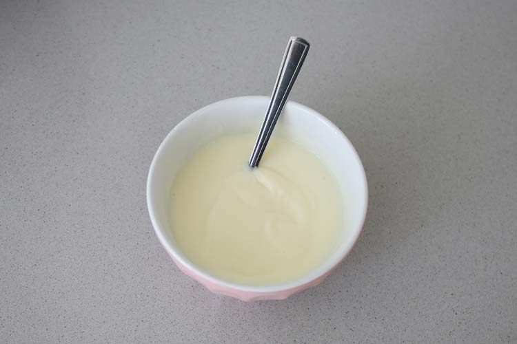 Mezclar la leche condensada con el zumo de limón