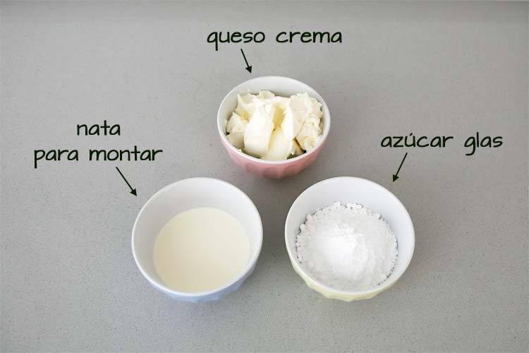 Ingredientes para hacer la cobertura de queso de la tarta Guinness