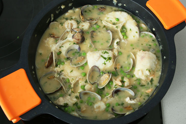 Merluza en salsa verde con almejas

