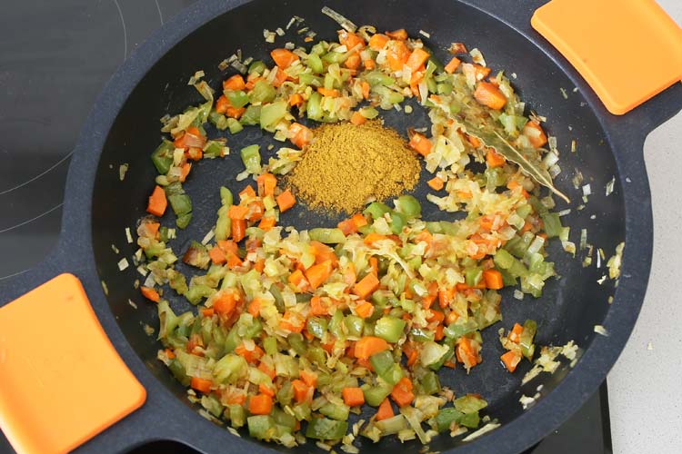 Incorporar la zanahoria y el curry