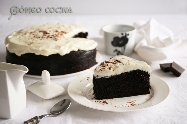 Tarta de cerveza Guinness recubierta con crema de queso y espolvoreada con cacao