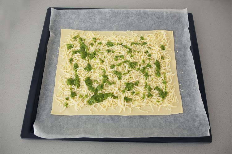 salsa pesto sobre el hojaldre