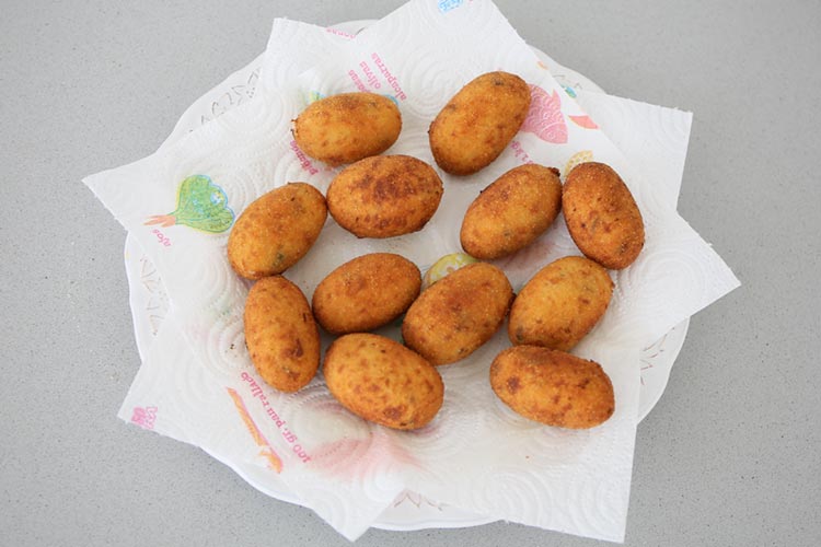 Freír las croquetas de setas y jamón