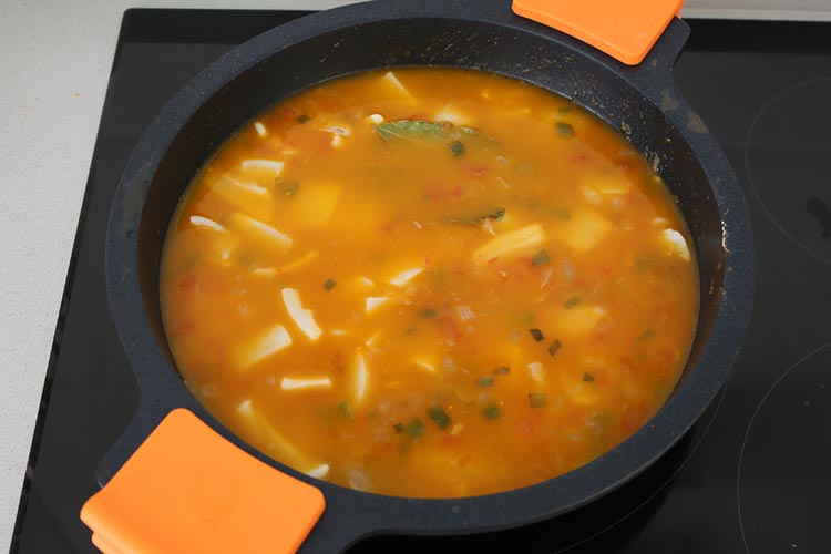 guiso de sepia con caldo de pescado