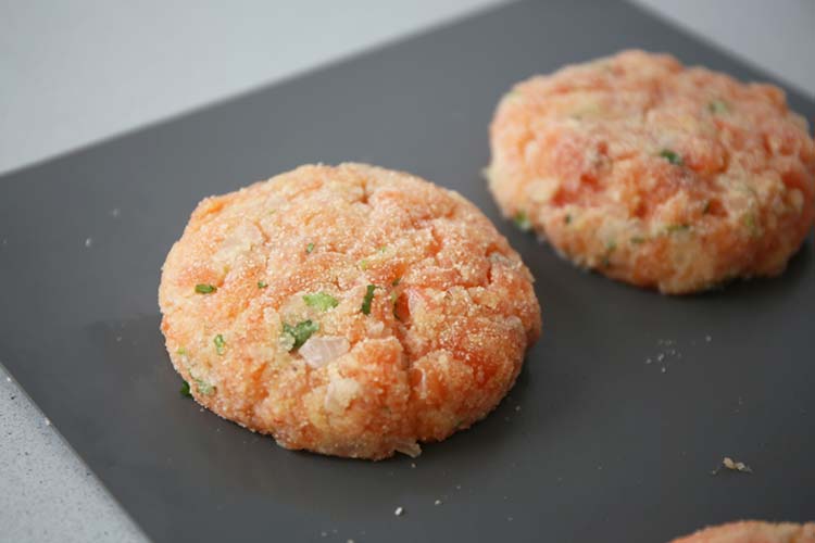 Hamburguesas de salmón formadas rebozadas en pan rallado