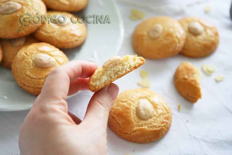 Pastas de almendra de aspecto crujiente