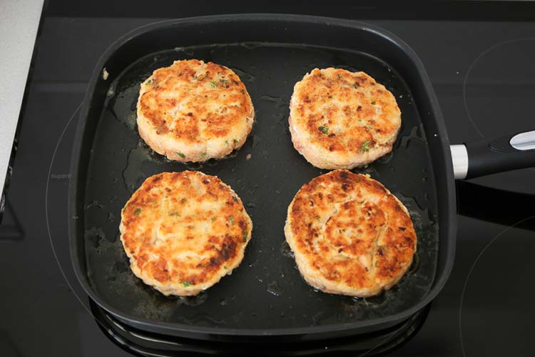 Hamburguesas de salmón cocinándose a la plancha