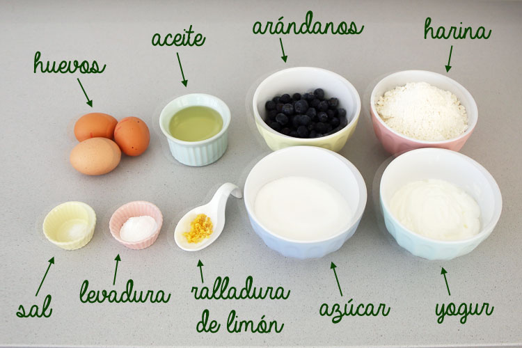 Ingredientes para hacer muffins de arándanos y yogur