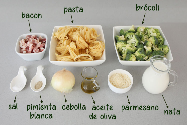 Ingredientes para hacer pasta con brócoli, bacon y nata