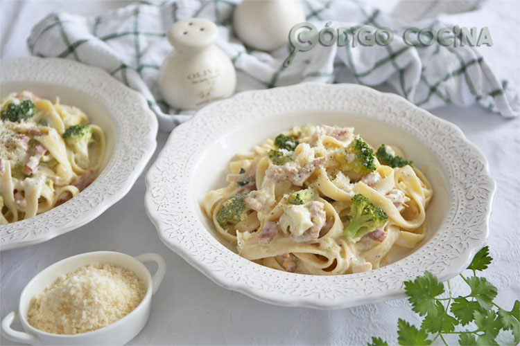 Pasta con brócoli, bacon y nata