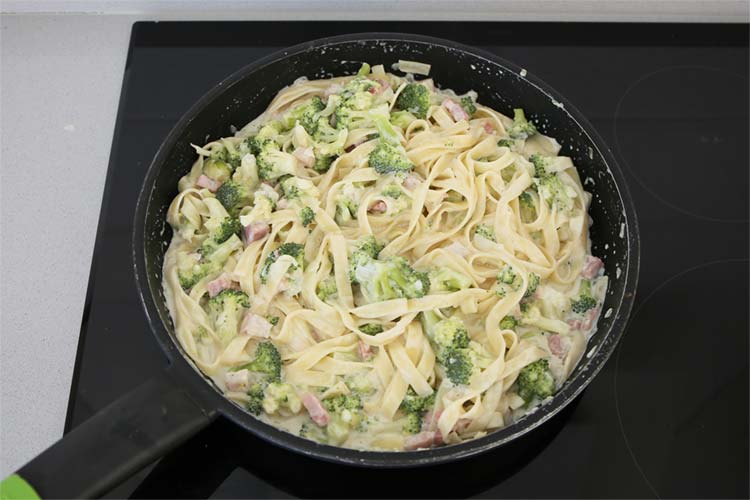 pasta salteada con brocoli y nata