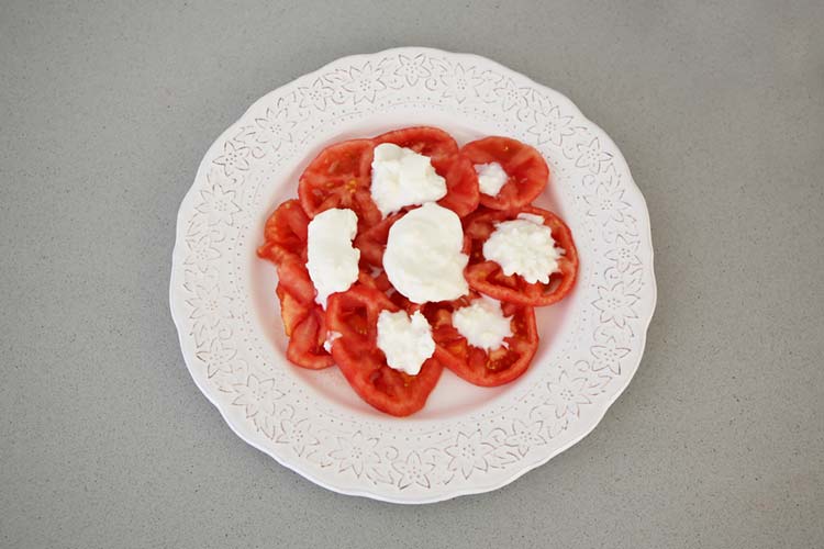 Colocar la burrata sobre el tomate