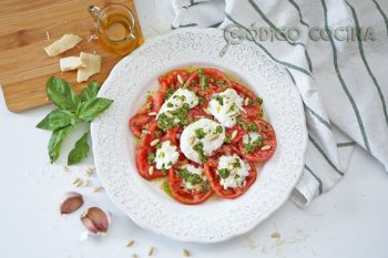 Ensalada de tomate, burrata y pesto