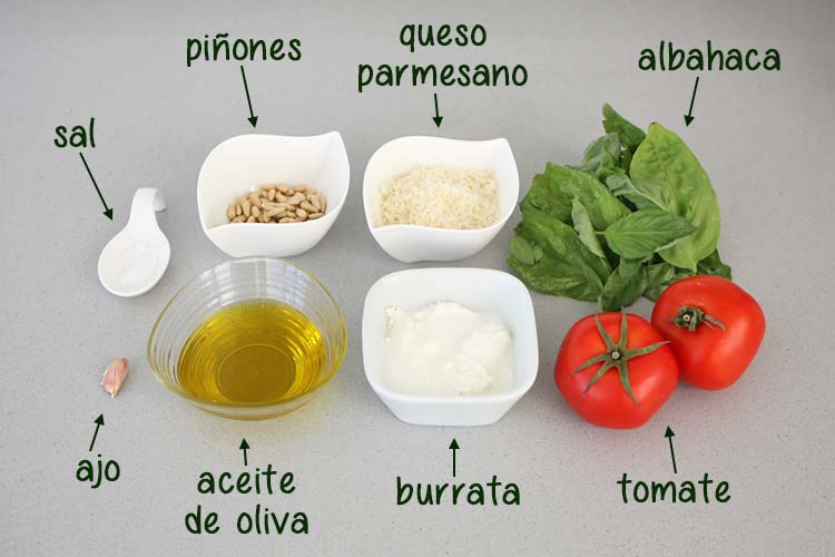 Ingredientes para hacer ensalada de tomate, burrata y pesto